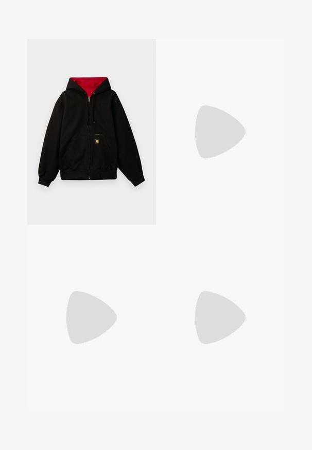 Sweatshirt preto com capuz e forro interior vermelho, fecho de zip na frente, dois bolsos laterais e um pequeno emblema no bolso esquerdo.; Camisa branca de manga longa com botão, colarinho, bolso frontal e uma textura sutil. A pala frontal apresenta botões e um pequeno detalhe de logótipo.; Calças largas castanhas feitas de algodão, com um desenho clássico de cinco bolsos, fecho zip e detalhes de costura visíveis.; Ténis de camurça castanho com sola de borracha branca, bico redondo, seis ilhós metálicos e detalhe de logotipo em relevo na lateral. Design clássico com atacadores.
