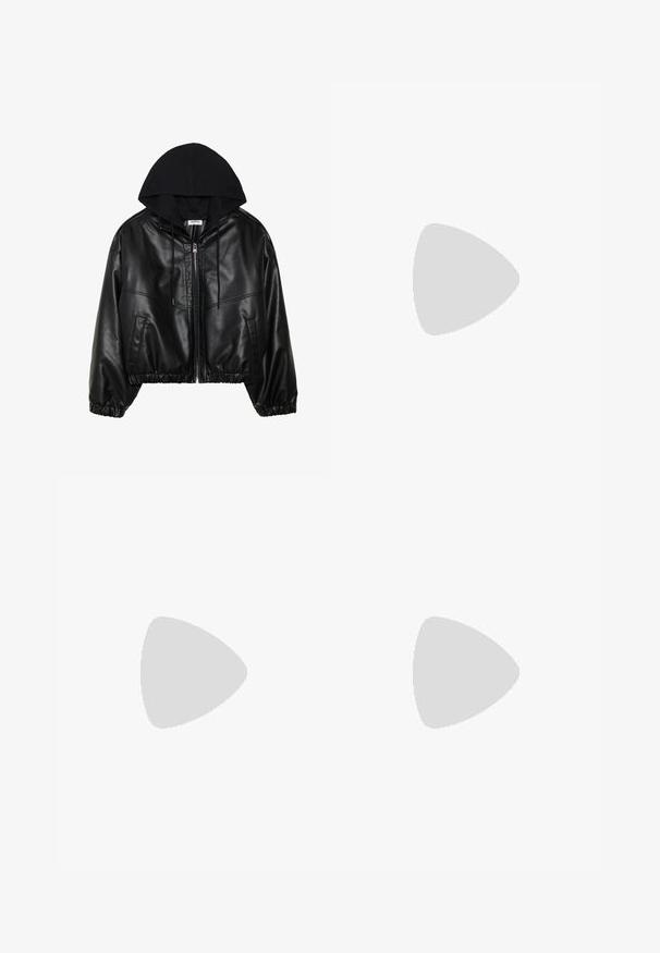 Svart bomberjacka i konstläder med en svart huvtröja, dragkedja fram, elastisk midja och ribbade muddar. Har sidofickor och sömmar.; Vit oversized hoodie med långa ärmar, dragsko i huvan och ribbad midja. Tillverkad av mjukt, slätt tyg utan mönster eller detaljer.; Svarta träningbyxor med vita sidostripes, elastisk midja och en logopatch. Tillverkade av ett smidigt, lätt tyg. Rakt ben-design.; Svart läderankelboot med en texturerad yta, sidsdragkedja och snörningsdetaljer, med en kraftig sula och gula sömmar.