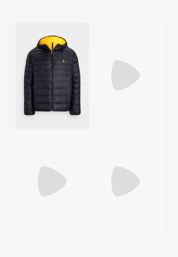 Polo Ralph Lauren THE COLDEN REVERSIBLE JACKET - Jachetă de iarnă - black/slicker yellow; Tricou alb din bumbac cu grafica colorată, incluzând un leu, scuturi și text. Croială lejeră cu mâneci scurte. Accente în roșu și albastru.; Pantaloni negri, cu croi lejer, cu talie elastică, șnur și buzunare frontale. Confectionați dintr-un țesătură netedă și ușoară.; Polo Ralph Lauren ZANE LEATHER SANDAL - Sandale - black