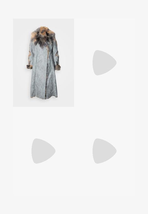 Grijze suède jas met een bontkraag en accenten. Heeft een wikkelontwerp, lange mouwen en uitsnijdingen op de mouwen.; Zwarte, getailleerde camisole met verstelbare dunne spaghettibandjes, V-hals, naadloos ontwerp en een zachte textuur. Gemaakt van een zachte, rekbare stof.; Zwarte uitlopende broek met een gestructureerde tailleband met metalen studs. De stof heeft een subtiele glans en een gladde afwerking.; Rode leren enkelboot met een gestructureerde afwerking, zwarte manchet en een stevige rode hak. Beschikt over een uniek puntig te ontwerp.