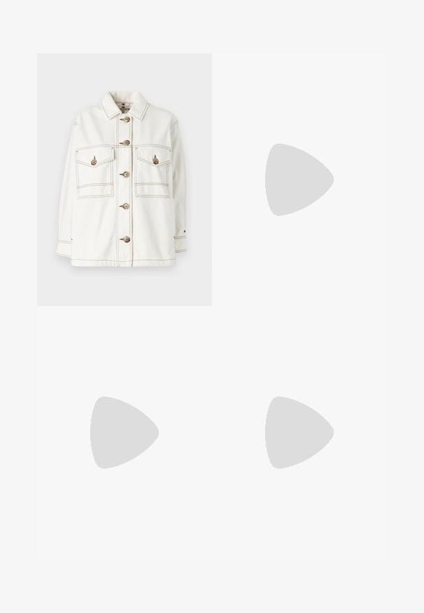 Hvit denimjakke med lange ermer, knappet front, klaffelommer på brystet og synlig brun søm. Har en klassisk kragedesign.; Hvit bomulls T-skjorte med rund hals, korte ermer og subtilt gult logodesign som leser "HILFIGER NEW YORK 1985." Standard passform.; Vide benbukser i lys kremfarge, med lommer, høy midje og sidespalter for ekstra detalj og funksjonalitet.; Hvit sneaker med glatt finish, med svart hælaccent og en gullmetallisk detalj på mellomsålen. Snøring, gummisåle.