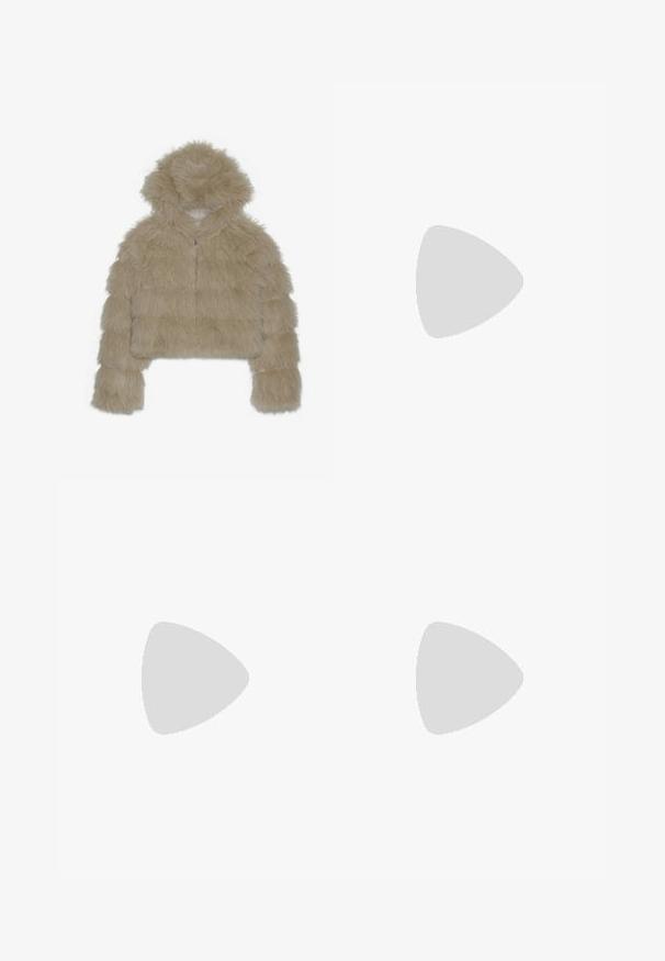 Beige faux fur cropped jas met een capuchon, voorzien van een gestructureerde, harige buitenkant en een ritssluiting aan de voorkant. Gevoerde blokontwerp.; Lichtblauwe gebreide coltrui met een iets verkorte pasvorm, raglanmouwen en een zachte, gestructureerde afwerking. De stof heeft een gemêleerd uiterlijk.; Lichtblauwe denim jeans met een rechte pijp, zichtbare stiksels, vijf zakken en een knoopsluiting in de taille.; Zwarte leren enkellaars met ronde neus, vetersluiting met oogjes, oranje stiksels en een chunky doorzichtige zool. Aan de achterkant bevindt zich een trekband.