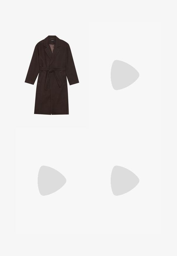 Manteau en laine long marron foncé avec de larges revers, deux poches avant et une ceinture nouée à la taille, non boutonné avec une doublure intérieure visible.; T-shirt en coton marron avec des manches courtes, coupe décontractée, col rond, présentant un petit texte brodé blanc sur la poitrine gauche.; Jupe en daim marron avec une taille élastique, forme évasée, texture lisse et sans motifs ni accessoires visibles.; Escarpin noir en cuir à bout pointu avec une bride de cheville et un talon épais. Texture lisse, design élégant et esthétique minimaliste.