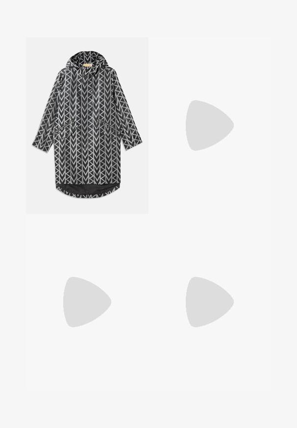 Mustan ja valkoisen geometrian kuvioidud vihmavari, jossa on kapuuts, vetoketjulliset taskud ja pitkä, suora muotoilu pidemmällä takapoolisel.; Valge blousee kõrge kaelusega, pikkade varrukatega, vertikaalsete voldikute, pitsi aktsentide ja nööpidega eest sulgemisega. Kerge kangas poolläbipaistva tekstuuriga.; Mustad kohandatud püksid sirge säärega, kahe esipocketiga, nup closure'iga ja volditud detailidega ees. Sile kangatekstuur.; Must must have must toote tõmblukuga, dekoratiivsed rihmad metallist silmadega ja madal blokk-kand. Tekstureeritud pind.