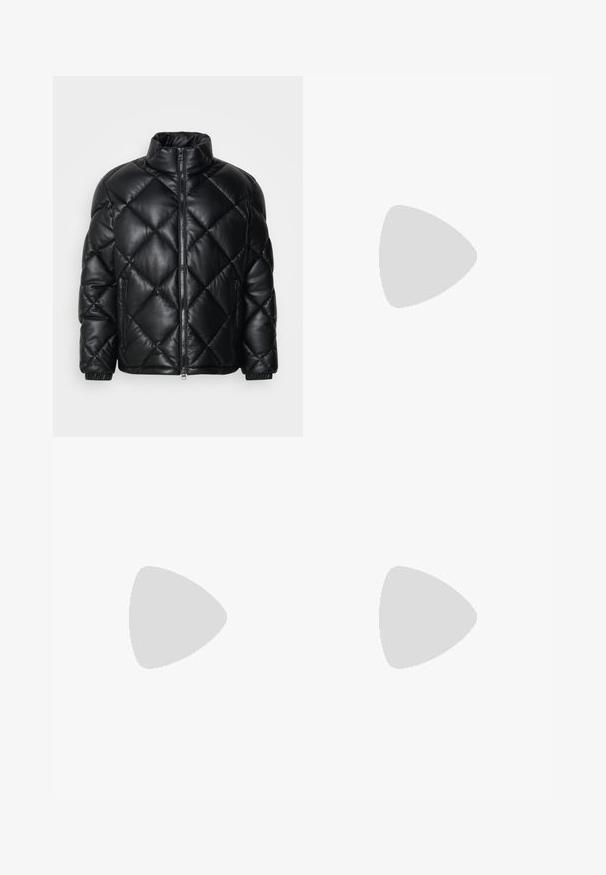 Svart quiltet pufferjakke med høy krage, frontglidelås og glidelåslommer på sidene, laget av glatt, skinnende materiale.; Svart bomull t-skjorte med et rektangulært grafisk element i blått og kremfarge, med sirkulære mønstre og doodles, designet for en avslappet passform.; Lysegrå denimjeans med rett ben-design, som har fem lommer, glidelås og falmede områder for et slitt utseende.; Svarte lær loafers med teksturert frontpanel og glatte sider. Har en slank hæl og bakløkke for enkel påkledning. Klassisk design.