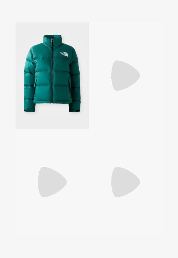 Grønn puffjakke med høy krage, glidelås foran og sidelommer. Laget av skinnende, quiltet materiale med fremtredende merkevare.; Hvit bomulls t-skjorte med avslappet passform, korte ermer og en liten brodert logo på venstre brystområde.; Cargo bukser i khaki, med vide ben, elastisk talje, forlommer og justerbare snorevedhæftninger. Lavet af letvægtsstof.; Sorte lærersneakers med hvite striper, rund tå, hvite snørebånd og såle av gummigummi. Fremhevet med polstret krage og merkeinfos.