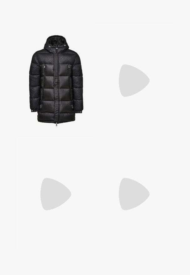 Črna napihljiva jakna s kapuco, z odebeljeno teksturo, dvema žepoma z zadrgo spredaj in subtilno blagovno znamko v temnem potisku.; Dve polo majice: ena mornarsko modra in ena bela, obe z majhnim rdečim, belim in modrim poudarjanjem na žepu in ovratniku.; Svjetloplave traperice s ravnim nogavicama, dizajnom s pet džepova, zatvaranjem na gumb te kontrastnim šavovima duž šavova.; Bela usnjena superga s perforiranimi stranicami, teksturiranimi detajli, ravnimi vezalkami in kontrastno sivo peto. Ima rahlo dvignjen podplat.