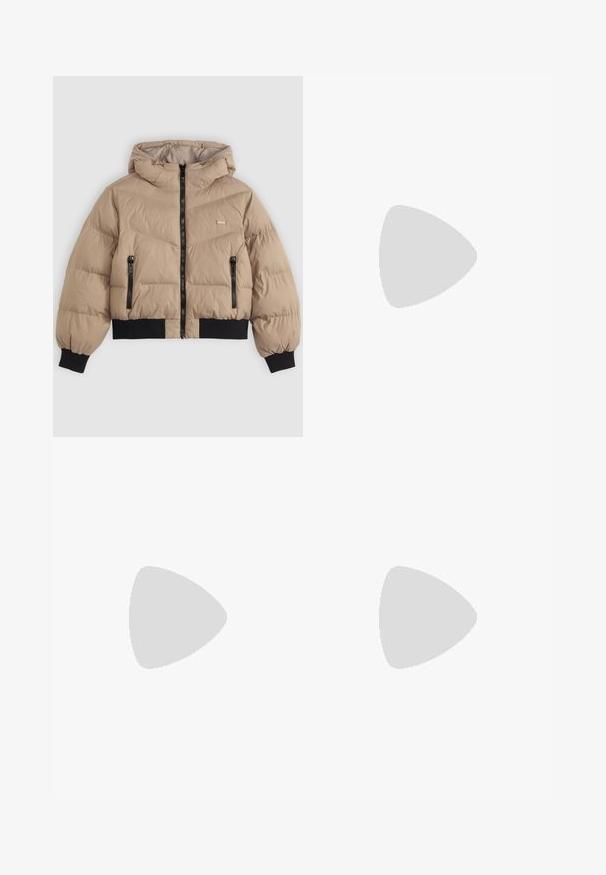 Beige színű, kapucnis steppelt dzseki, elülső cipzárral, két cipzáras oldalzsebbel, valamint fekete bordázott mandzsettával és alsó szegéllyel. Cseppfonat mintázat.; Szürke kapucnis pulóver laza szabással, hosszú ujjakkal, állítható zsinórral és bordás mandzsettákkal. Puha, textúrált anyagból készült.; Világoskék, magas derekú, bő szárú farmernadrág, elülső gombbal és cipzárral, elülső és hátsó zsebekkel, fehér háttérrel.; Kék velúr slip-on UGG cipők vastag talppal, kék farmerrel viselve, fából készült padlón, sima háttér előtt.