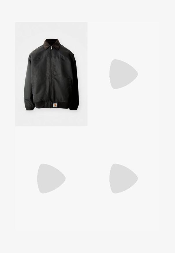 Casaco bomber preto com fecho de zip, colarinho em panno corduroy castanho, punhos e bainha elásticos, apresentando um emblema quadrado na parte inferior da frente.; T-shirt de algodão preto com mangas curtas, decote redondo e bolso no peito esquerdo com um emblema quadrado. Design simples e sem adornos.; Calças de fato cinza claro feitas de um tecido suave, apresentando um cós elástico com cordão e um pequeno detalhe de logótipo na coxa esquerda.; Sapatilhas cinzentas com materiais em malha e camurça, apresentando um logótipo branco lateral, atacadores cinzentos e uma sola de borracha preta.