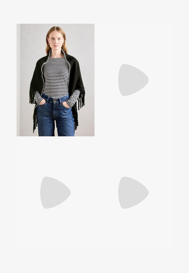 Frau mit hellen Haaren trägt einen schwarzen Schal über einem schwarz-weiß gestreiften Langarmoberteil und hochgeschnittenen blauen Jeans, die Hände in den Taschen.; Schwarzes geripptes Tanktop mit weißen Akzenten. Verfügt über einen runden Halsausschnitt und ein Racerback-Design. Hergestellt aus einem dehnbaren Stoff für zusätzlichen Komfort.; Schwarze weite Hosen aus strukturiertem Stoff, mit elastischem Bund und einem abnehmbaren Bindegürtel in der Taille für eine verstellbare Passform.; Schwarze Lederpumps mit spitzem Zehenbereich und niedrigem Blockabsatz. Mit einem Knöchelriemen und einer goldfarbenen Schnalle. Glatte Textur.