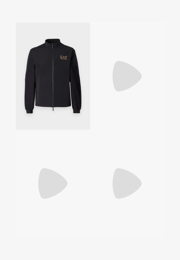 Chaqueta softshell negra con cuello alto, cierre de cremallera en la parte delantera y dos bolsillos laterales. Presenta un logo dorado de EA7 Emporio Armani en el pecho.; Sudadera negra con gran logo plateado y diseños geométricos. El material parece suave, con mangas largas y cuello redondo.; Pantalones cortos deportivos negros de mezcla de algodón, con una cinturilla elástica y una gran impresión de logo tonal en el lado izquierdo.; Zapatilla de cuero blanca con un acabado suave, puntera redonda, cordones planos y suela texturizada. Cuenta con un sutil logo en el talón.