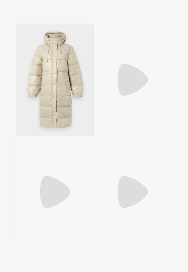 Lang beige dunjakke med hette, snøringer, trykknappmansjetter, sidelommer og skjult glidelås foran, med liten "cK"-logo på brystet.; Hvit bomull t-skjorte med korte ermer, rund hals og avslappet passform. Glatt tekstur, ingen mønstre eller detaljer, minimalistisk design.; Samsøe Samsøe SHELLY - Jeans relaxed fit - clear cream; Hvite lær sneakers med lav toppdesign, flate lisser, avrundet tå og teksturerte sider. Tykk gummisåle med subtile detaljer.