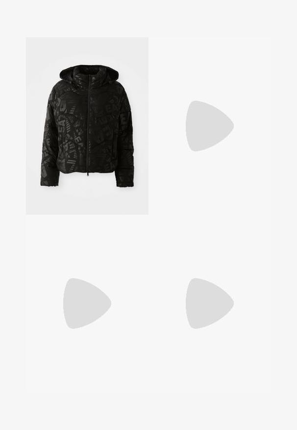 Svart pufferjakke med hette, hel glidelås i front, og et subtilt mønster som inneholder bokstaver og geometriske former.; Beige énkjolebadebukse med høy hals, kryssryggdesign og EA7 Emporio Armani-logo i brunt på brystet. Glatt tekstur.; Marineblå vid-dans atletiske bukser med elastisk linning, med brune sideaccenter og hvid "Milano Gymnasium" tekst.; Off-white lav top sneaker med snøring, hvit innvendig fôr og subtilt flerfarget trim langs sålekanten, sidevisning.
