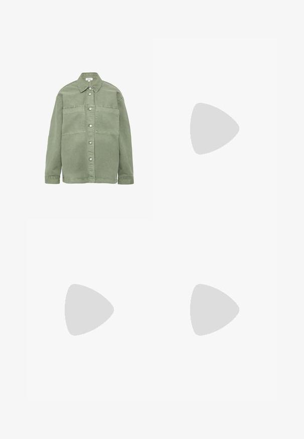 Grüne Denimjacke mit Knopfverschluss, spitzem Kragen und zwei Brusttaschen. Ausgestattet mit silberfarbener Hardware und langen Ärmeln.; Navy- und cremefarbener gestreifter T-Shirt, kurze Ärmel, runder Ausschnitt, Baumwollmischung, cropped Design, horizontal gleichmäßig verteile Streifen.; Marineblaue, maßgeschneiderte Hose mit geradem Bein, ausgestattet mit vorderen Falten und Seitentaschen. Der Stoff wirkt glatt und strukturiert.; Weißes Leder-Sneaker mit glatter Textur, runder Zehenpartie und dünnen Schnürsenkeln. Mit goldfarbener Logo-Akzentuierung und gesprenkelt beige Ferse.; Dunkelbraune Leder-Crossbody-Tasche mit einem gefalteten Klappenverschluss und goldenen Hardware-Details. Glatte Textur, minimalistisches Design und rechteckige Form.