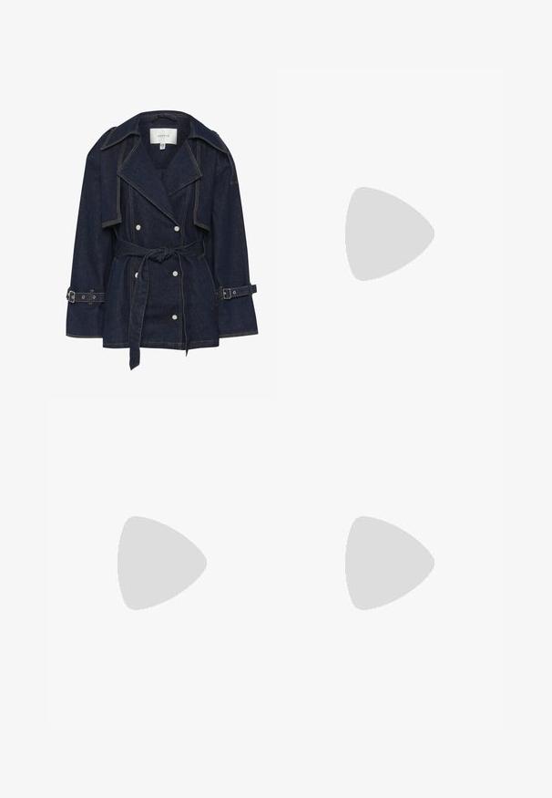 Gestuz SUMMER TRENCHCOAT - Veste en jean - unwashed denim; Pull en tricot noir avec col rond et poignets côtelés. Logo audacieux "DKNY" en rouge et blanc, avec "NEW YORK" en dessous. Texture douce.; Pantalons gris bien taillés avec une taille haute, présentant des plis, une coupe large et une texture lisse. Fermeture avec une fermeture éclair discrète.; Ballerines noires en cuir lisse, avec un bout rond et une semelle basse et plate, présentant un design à enfiler et sans aucune quincaillerie visible.; Sac à main en cuir noir avec une finition texturée, doté de deux poignées supérieures, d'une bandoulière amovible et d'un détail de fermoir en argent.