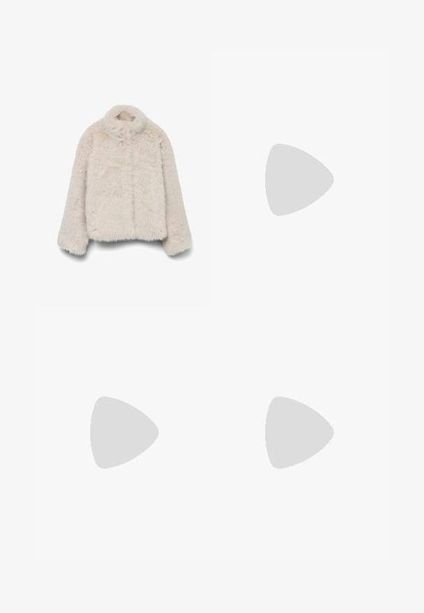 Veste en fausse fourrure beige clair, dotée d'un col montant, de manches longues et d'une coupe carrée, avec une surface texturée et duveteuse. Aucune fermeture visible.; Haut à col roulé noir, manches courtes, design ajusté, texture douce, coutures minimales et un col montant.; Object OBJBELLE COATED FLARED PANT - Pantalon classique - black; Chaussures noires en cuir avec un bout arrondi, un épais talon bloc et des accents latéraux élastiques, associées à des bas foncés et une jupe noire avec une fente.; Lunettes noires angulaires avec des verres gris ; fabriquées en plastique, avec des branches épaisses à la surface lisse et sans matériel visible.