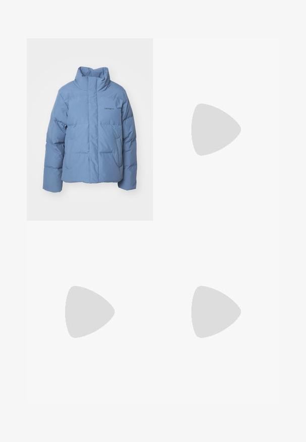 Helleblaue Puffjacke mit hohem Kragen, mit Reißverschluss auf der Vorderseite, zwei Seitentaschen und dezentem Logodetail auf der linken Brust.; Blauer, kurzer Hoodie aus weichem Stoff, mit einer frontalen Kängurutasche, einer verstellbaren Kapuze und gesticktem Logo auf der Brust.; Blaue hoch taillierte Schlagjeans mit vorderem Knopf und Taschen, verblasste Textur an den Oberschenkeln und geradem Saum.; Blaue Wildlederschuhe mit rosa Streifen und weißen Schnürsenkeln, ausgestattet mit einer Gummisohle, kombiniert mit lockeren Jeanshosen auf einer grünen Fläche.