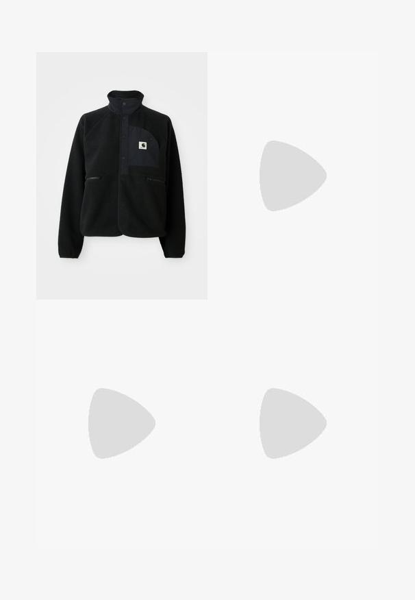 Črna flis jakna z visokim ovratnikom, zankami za zapenjanje, žepi z zadrgo in kontrastnim žepom na prsih, ki ima značko Carhartt.; Svijetloplava kratkotrajna pamučna majica s kratkim rukavima, okruglog vrata i malim žutim i crvenim Carhartt logotipom na lijevoj strani prsnog koša.; Svetlo sivi sweatshirt krilo z elastičnim pasom, stranskimi žepi in majhnim zlatim logotipom na sprednji strani. Mehka, strukturirana tkanina.; Roza sema obutev iz nubuka s tremi rumenimi črtami, zaobljenim nosom in teksturirano gumijasto podplatom. Nizkoprofilna zasnova s podloženim ovratnikom.