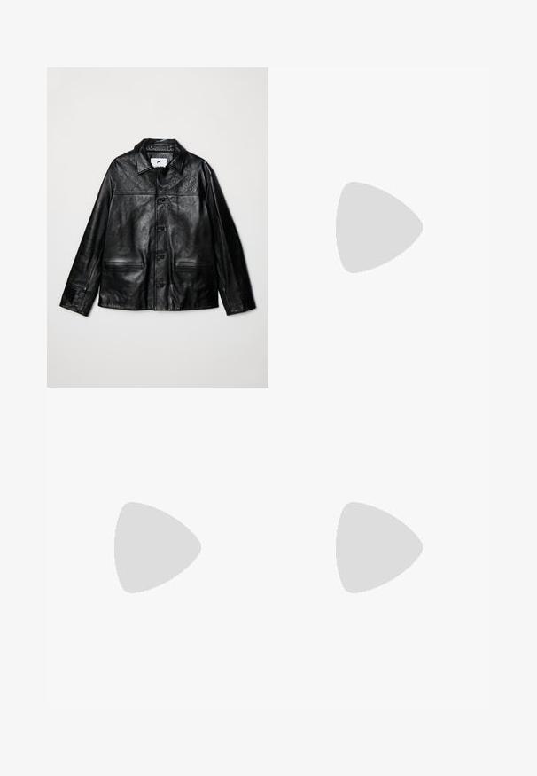MARINE SERRE MOONOGRAM EMBOSSED BOXY JACKET - Jachetă piele - black; Top negru fără mâneci, cu un design grafic alb și albastru reprezentând o figură asemănătoare unei planete cu inele și elemente de satelit. Material din bumbac moale.; MARINE SERRE MOON LASER CURVED - Blugi loose fit - black; Botoșei negri din piele, la nivelul gleznei, cu panouri elastice pe părțile laterale și tălpi din cauciuc texturat, asortați cu blugi albaștri din denim, cu manșete.