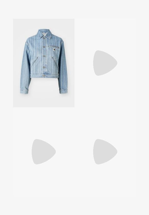 Lyseblå denimjakke med vertikale striper, cropped design, metallknapper, to sidelommer og en brystlomme med logopatch.; GAP T-shirts - true black; Svarte vide jeans laget av denim, med kontrasterende hvite sømmer og en frontknapplukking, samt to skrå frontlommer.; Lys grønne sneakers med en tekstureret overflade, der har tre hvide striber, en cremefarvet gummisål og snørebåndsdesign. Bæret med lyse strømper.