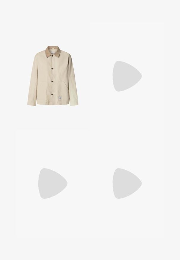 Beige takki, jossa on vaalea kaulus, kaksi etutaskua, pitkät hihat ja pieni valkoinen etiketti alhaalla helman lähellä.; Vaaleansininen puuvillapoolopaita, jossa on klassinen kauluskot, lyhyet hihat, kaksinappinen napitus ja sileä pinta.; Miestne čierne rovné džínsy so štyrmi vreckami a oranžovým šitím, zapínanie na gombík a zips na prednom pásku.; Mustat tennarit, joissa on sileä ja teksturoitu päällyste, varustettuna kumipohjalla ja tummilla nauhoilla. Yhdistetty mustiin farkkuihin ja valko-raitaiseen paitaan.