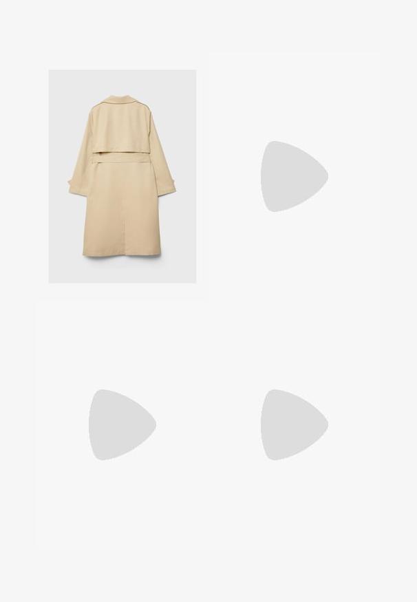 Trench coat beige con orlo posteriore corto, maniche lunghe e cintura. Realizzato in tessuto morbido, presenta un colletto a punte e fessure laterali.; T-shirt bianco a maniche corte con scollo rotondo, vestibilità comoda, realizzato in un tessuto morbido. Senza fantasie o dettagli, con orlo standard.; Pantaloni bianchi a gamba larga realizzati in tessuto morbido, con vita regolabile e due tasche frontali. Texture liscia e senza motivi visibili.; Stivale in pelle nera alto fino al ginocchio con punta appuntita, dettagli di cucitura minimi e tacco quadrato chunky. Texture liscia con una finitura lucida.; Borsa a spalla in pelle beige con forma a mezzaluna, texture liscia e un'unica maniglia curva. Presenta una chiusura con zip e cuciture curate.