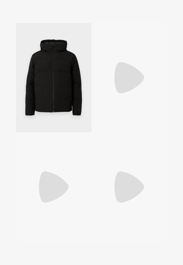 Sort polstret jakke med hætte, der har en fuld frontlynlås, vandret syninger og elastiske manchetter for en tæt pasform.; Sorte bomulds V-hals t-shirts med korte ærmer og regular fit, præsenteret i en pakke med tre. Glat tekstur, ingen mønstre eller dekorationer.; Sorte denim jeans med lige ben-design, som har lynlås, bæltestropper og seks lommer, lavet af et robust bomuldsblandingsstof.; Sort lavt-top sneakers med tekstureret læder og ruskindspaneler, hvidgummi sål og sorte snørebånd på en ensfarvet lys baggrund.