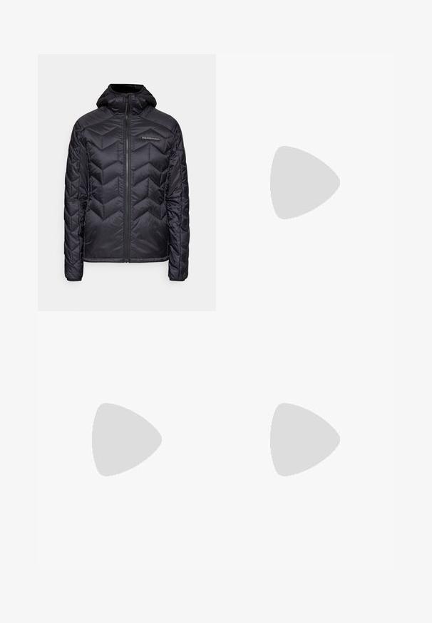 Sort isoleret jakke med et chevronmønster, lynlås foran og hætte. Har en blød overflade og logo på venstre bryst.; Lilla og brun fleecepullover med høj krave, knaplukning og blødt materiale. Har et logo på brystområdet.; Sorte, tætsiddende bukser lavet af et fleksibelt materiale. Funktioner inkluderer en lynlåslomme i siden, artikulerede knæ og en glat tekstur.; Sort vandrestøvle med en mellem-højde design, der har en tekstureret overdel, grå detaljer og en holdbar gummisål med skridsikre klodser.