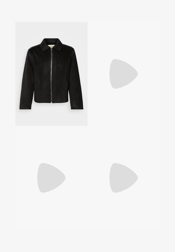 Giacca nera con zip realizzata in tessuto morbido. Presenta un colletto a punta e dettagli in rilievo sul colletto. Le maniche sono tagliate dritte, dal design minimale.; Camicia bianca a maniche lunghe con bottoni blu e un colletto interno scuro a fantasia. Realizzata in tessuto morbido, presenta un classico design con bottoni.; Pantaloni neri realizzati in tessuto liscio, caratterizzati da un taglio dritto, due pieghe frontali e una vita standard con passanti per la cintura.; Mocassino in pelle nera con finitura liscia, caratterizzato da un design cucito e da un accento decorativo in catena metallica sul vamp. Tacco piatto.