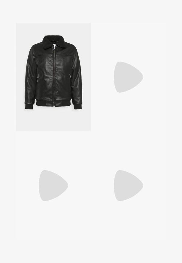 Lindbergh JACKET - Keinonahkatakki - black; Kolme mustaa puuvillapaitaa pyöreällä kaula-aukolla, lyhyillä hihoilla ja yksinkertaisella muotoilulla. Jokaisessa paidassa on näkyvä logo kaula-aukon lähellä.; Vaaleanharmaat farkut, joissa on suora lahje, viisi taskua ja nappisulku. Saumojen varrella näkyvä ompelu.; Musta nahkaloafers, joissa on pyöreä kärki, ommeltu pinta, matala alusta ja kuvioitu, kuminen ulkopohja.