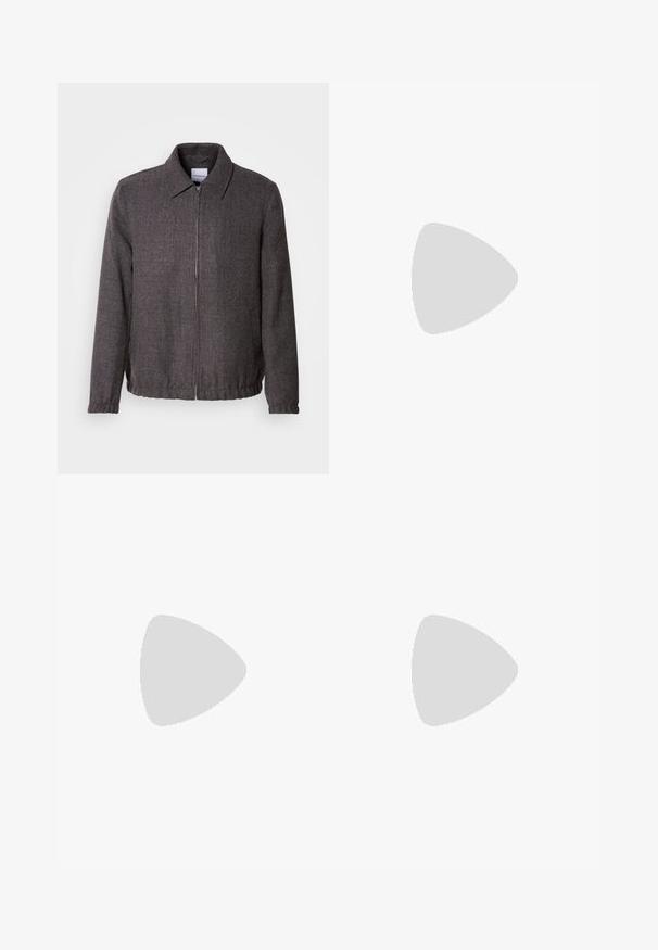 Lindbergh TEXTURED ZIP THROUGHT JACKET - Skraistė  - charcoal; Balta medvilninė marškinėliai su apvaliu kaklu, trumpomis rankovėmis ir tiesiu apvadu. Audinys turi lygų tekstūrą ir be raštų.; Juoda džinsinė kelnė su tiesiu kirpimu, penkių kišenių dizainu ir priekiniais mygtukais. Lygus paviršius su minimaliu siuvimo detalėmis.; Pier One UNISEX - Sportbačiai - black