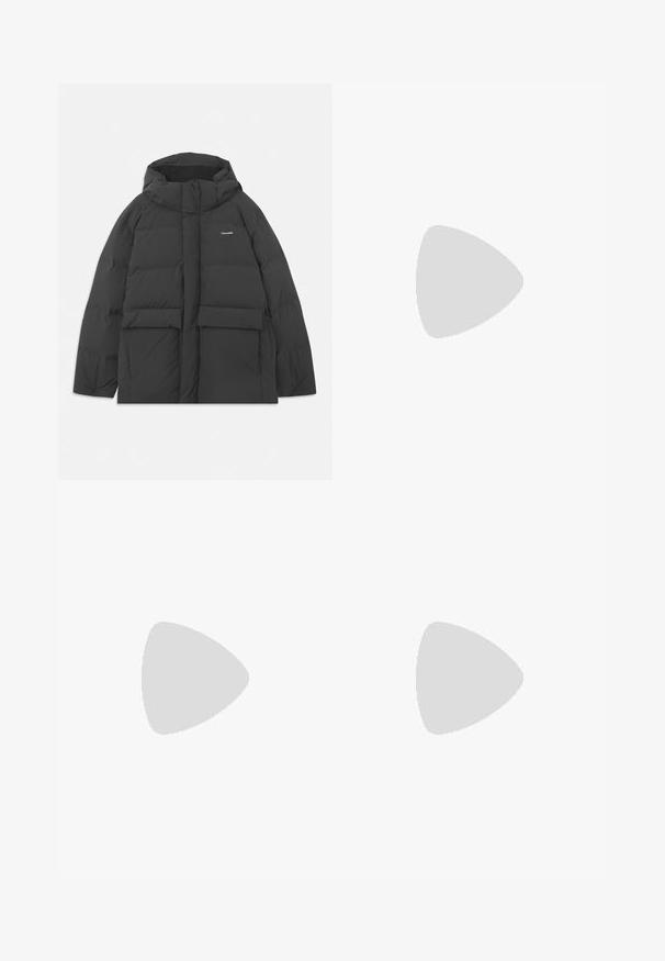 Juodas pūkinis švarkas su kapišonu, su dėžutės formos, siuvinėta tekstūra, dviem priekinėmis kišenėmis ir logotipu viršutiniame kairiajame šone.; Balta medvilninė marškinėlių, su trumpomis rankovėmis, apykaklė nei per aukšta, nei per žema, ir mažas pilkas logotipas kairėje krūtinės pusėje. Lygi tekstūra.; Lieknos formos tamsiai mėlynos džinsinės kelnės su išblukusiu paviršiumi, priekinėmis kišenėmis ir tradiciniu mygtuko užsegimu. Lygus paviršius ir tiesios kojos.; Juodas pintas slip-on tipo batelis su lygiu odiniu akcentu viršuje, apvalios nosies dizainas ir žemas guminis padas.