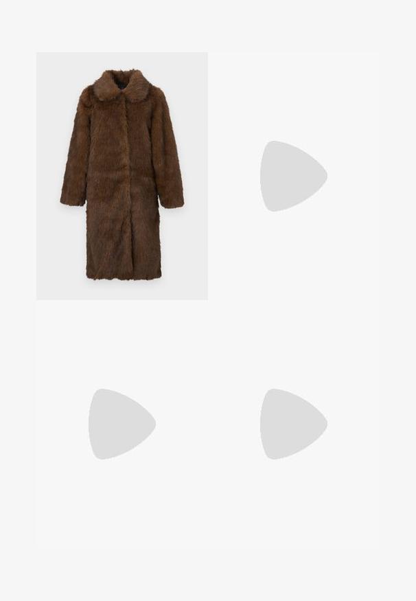 Palton din blană sintetică de culoare maro, cu guler larg, mâneci lungi și un design de lungime medie. Textura pare moale și pufoasă, creând un aspect elegant.; Rochie din satin negru cu un design lung până la podea, având un decolteu în V încrucișat și bretele late. Textură netedă și detalii minime.; Pantofii cu toc stiletto din piele patent neagră au vârful ascuțit și o textură netedă, lucioasă; toc înalt și subțire; design minimalist.; Geantă din suede maro cu accente din piele, formă structurată, două curele de umăr și margini rotunjite, având o textură netedă și hardware minim.; Inel de aur cu un design în formă de coroană în interiorul unei potcoave, decorat cu mici pietre clare, pe un fundal alb.