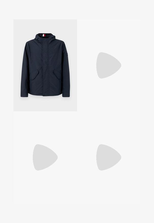 Dunkelblaue Kapuzenjacke mit vorderen Knöpfen, Klapptaschen und einem kleinen Logopatch am linken Ärmel, auf einem weißen Hintergrund präsentiert.; Lyle & Scott VERTICAL STRIPE CREW NECK  - Strickpullover - cove; Weiße Baumwollhose mit geradem Bein, vorderen Taschen, einem einzigen Knopfverschluss und einer glatten Textur.; Weiße Sneakers aus glattem Leder mit einer Wildleder-Zehenkappe, ausgestattet mit einem kleinen roten, weißen und blauen Logo an der Seite und einer strukturierten Sohle.