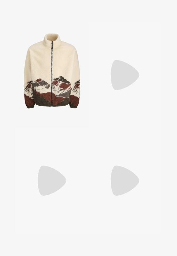 Casaco de fleece em tom creme com colarinho alto e fecho de correr. Apresenta um padrão de paisagem montanhosa em castanho, cinza e vermelho na barra.; T-shirt de algodão em cor creme com mangas curtas, apresentando um decote redondo realçado por listras em azul-marinho e branco. Textura suave, corte descontraído.; Calças de algodão castanhas com corte reto, apresentando fecho de botão, bolsos laterais e uma textura suave. Adequadas para uso casual.; Tênis bege com frente em camurça texturizada, lados em couro liso e sola em borracha marrom. Inclui cadarços e detalhes de costura clara.
