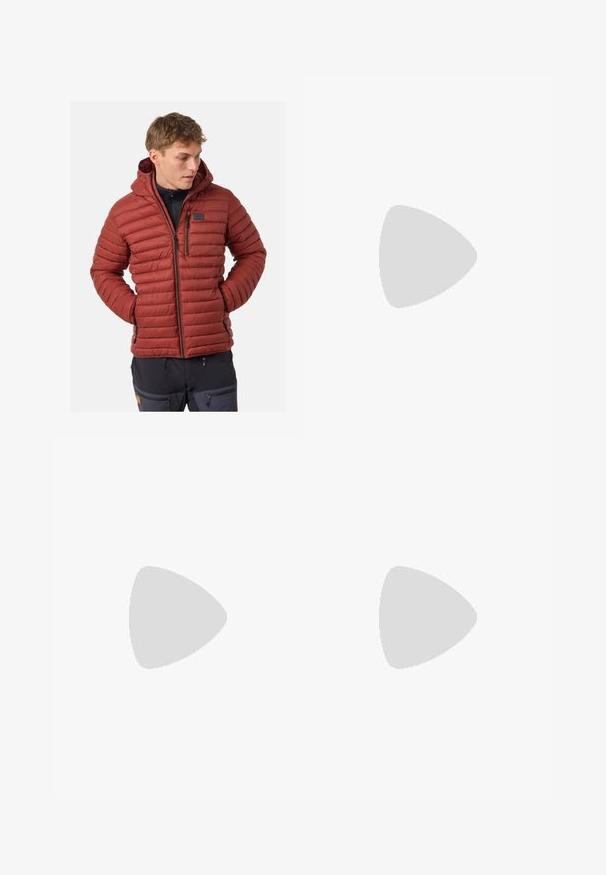 Rote-braune Pufferjacke mit horizontaler Steppung, Kapuze, Reißverschlusstaschen und einem kleinen Logopatch auf der Brust. Weiches, isoliertes Material.; Weißes Langarmshirt mit Viertelreißverschluss und grauen Schulterakzenten. Es verfügt über einen glatten, dehnbaren Stoff und ein auf dem Ärmeln gedrucktes Logo.; Schwarze Cargo-Hosen mit elastischem Bund, zwei Reißverschlusstaschen und einem leichten, glatten Stoffgefühl.; Hochschuh aus grauem Leder mit strukturierter Oberfläche, schwarzer Gummispitze und grauen Schnürsenkeln. Verfügt über eine Zuglasche an der Ferse.