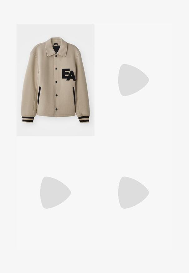 Beige villasekoite takki, jossa on teksturoitu pinta, mustat yksityiskohdat, nepparit, sivutaskut ja kirjailtu "EA" logo rinnassa.; Kermasävyinen lyhythihainen paita, jossa on vetoketjukiinnitys ja litteä kaulus, valmistettu pehmeästä kankaasta, jonka leikkaus on rento ja muotoilu minimalistinen.; Oranssit puuvillahousut suoralla leikkauksella, joissa on etupleikkeet, vyölenkit ja sileä pinta. Klassinen muotoilu ilman kuvioita.; Beige mokkasneaker med lavt design, rund tå, flade snørebånd og en tekstureret gummisål. Minimalistisk stil uden synlige logoer.