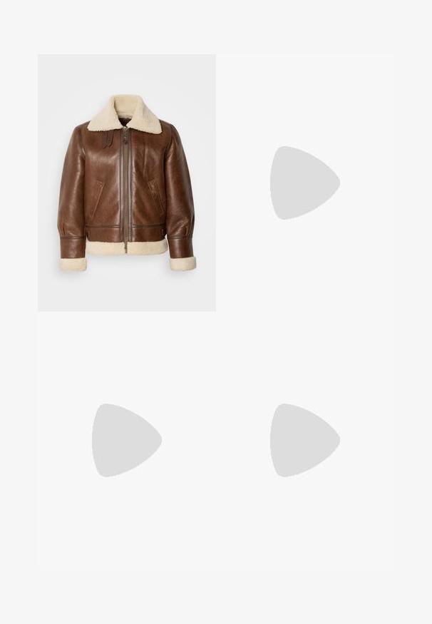 Brahno usnjeno letalsko jakno s smetanasto ovčjo obrobo in manšetami. Ima sprednji zadrgo, stranske žepke in strukturirana ramena.; Dolga majica z dolgimi rokavi, izdelana iz mehkega bombaža. Okrugli izrez s ravnimi robovi in brez vidnih vzorcev ali grafik.; Temno sivi široki trapezni džinsi z izbledelim zaključkom, zasnova s petimi žepi, gumb za zapiranje in zanke za pas. Narejeni iz trpežnega denima.; Rjavi usnjeni kavbojški čevlji z visokim ščitnikom, koničastim nosom, zapletenimi šivi in malo peto. Vzorec strukture po celotni površini.