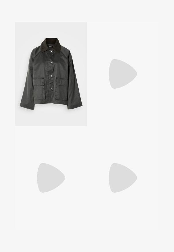 Priekšskats uz pelēku, vieglu jaku ar tumši brūnu apkakli, spiedpogu aizdari un divām lielām priekšējām kabatām. Gluda tekstūra, ikdienišķs dizains.; Tumši zils T-krekls ar horizontālām baltām svītrām, īsām piedurknēm un apaļu dekoltē. Izgatavots no mīksta, elastīga auduma.; Gaiši zili, platā piegriezuma džinsi, kas izgatavoti no denima, ar augstu jostasvietu, piecām kabatām un vienu pogu. Mīksta tekstūra ar nolietotu apdari.; Ceļgalu augstuma melni ādas zābaki ar kvadrātu purngalu un bloku papēdi, attēloti modelī, kurš sēž olīvu zaļā mētelī. Gluda tekstūra, minimāla apdare.