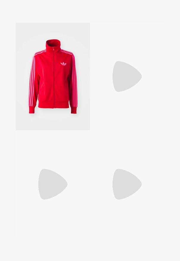 Rød idrettsjakke laget av glatt stoff, med høy krage, full glidelås og tre rosa striper nedover hver erme. Lite logo på brystet.; Hvit ribbet tanktop med en rød oval logo med tre stiliserte blad i sentrum, laget av bomull.; Røde joggebukser med hvite striper langs sidene, med en løs passform og glidelåsdetalj ved kanten. Brukt med lyse treningssko.; Røde mockasonsko i ruskind med tre hvide striber, rund tå og tekstureret sål, parret med lyseblå denimjeans på en grøn baggrund.