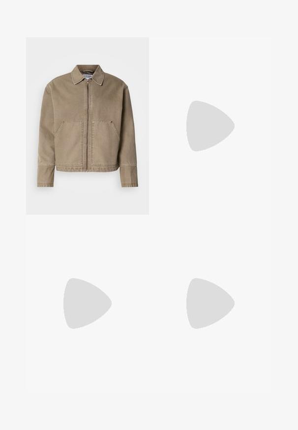 Khaki katoenen jacket met een rits aan de voorkant, een puntige kraag, twee grote voorzakken en gestikte details op de randen en naden.; Donker groene polo met lange mouwen en witte horizontale strepen. Voorzien van een klassieke kraag, een drie-knopen sluiting en ribgebreide manchetten.; Lichtblauwe denim jeans met een rechte pasvorm, voorzien van een traditionele vijf-pocket ontwerp, messing hardware en subtiele vervaging op de bovenbenen.; Witte leren sneakers met beige suede accenten, platte veters, geperforeerde neus en gouden logo-details op de tong en zijkant.