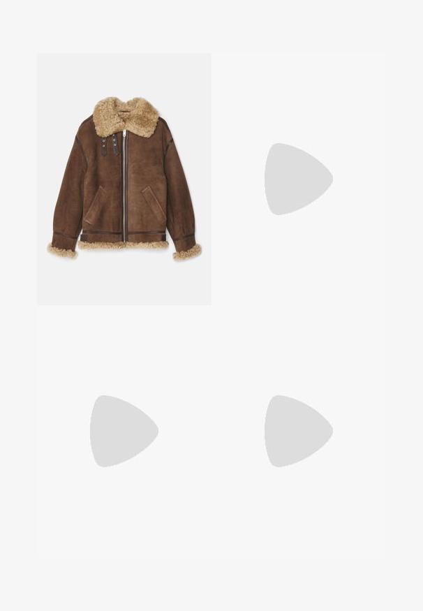 Bally Lederjacke - midbrown/beige; Braunes Wildleder-Crop-Top mit Rundhalsausschnitt und einem Reißverschluss auf der Rückseite. Es hat lange, vertikale Fransenverzierungen entlang des Saums.; Braune weite Hosen mit einer glatten Textur, featuring einen hohen Bund, vorne Falten und einem taillierten Design. Keine sichtbaren Taschen oder Verzierungen.; Hohes braunes Wildleder- und Stoffboot mit niedrigem schwarzem Absatz und abgerundeter Zehenform, seitlich auf einem schlichten weißen Hintergrund abgebildet.