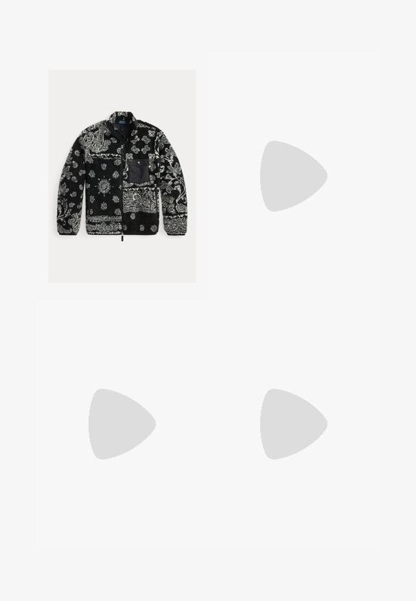 Črna in siva flis jakna z zadrgo spredaj, teksturirano tkanino in črnim žepom na prsih. Ima valovite in pike vzorce.; Kratka črna majica s kratkimi rokavi, teksturirano blago, z gumbom za zapiranje in izrezanim ovratnikom; ima sproščen kroj in ravno obrobo.; Moške črne kavbojke ravnega kroja z petimi žepi in oranžnim šivanjem, z gumbom in zadrgo na sprednjem pasu.; Mornarski semiš nizki športni čevelj z teksturirano površino, gumijastim podplatom in toniranimi vezalkami, z manjšim logotipom na strani in peti.