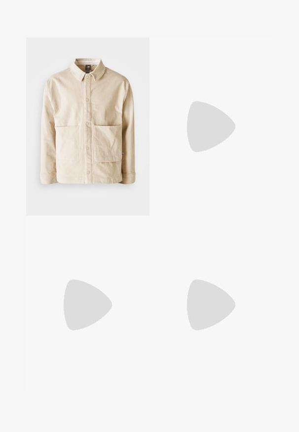 Beige kordfløyelsjakke med krage, frontlommer med trykknapper, og to store frontlommer, vist flatt på en hvit bakgrunn.; Kremfarget bomullst-skjorte med korte ermer, rund hals og en liten flerfarget brodert logo på brystet.; Beigeidrettsshorts med elastisk midje, en enkelt frontlomme, og en logo nederst til høyre. Glatt, lett stoff.; Beige sportssko i mesh og semsket skinn, med avrundet tå, tykk såle og merkbare reflekterende detaljer på siden.