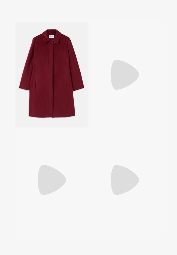 Manteau en laine bordeaux avec un design droit, manches longues, poches latérales et un col cranté. Présente une fermeture à agrafe à l'avant.; Débardeur noir à fines bretelles, en tissu côtelé, avec une coupe droite et une étiquette au niveau du col indiquant "IVY OAK."; Jupe tricotée dans une teinte brune chaude avec un motif texturé, taille ajustée et silhouette évasée, featuring des accents côtelés à l'ourlet.; Bottine en cuir noir avec un bout rond, un talon carré, une fermeture éclair sur le côté et des coutures décoratives sur l'empeigne. Texture lisse, design classique.