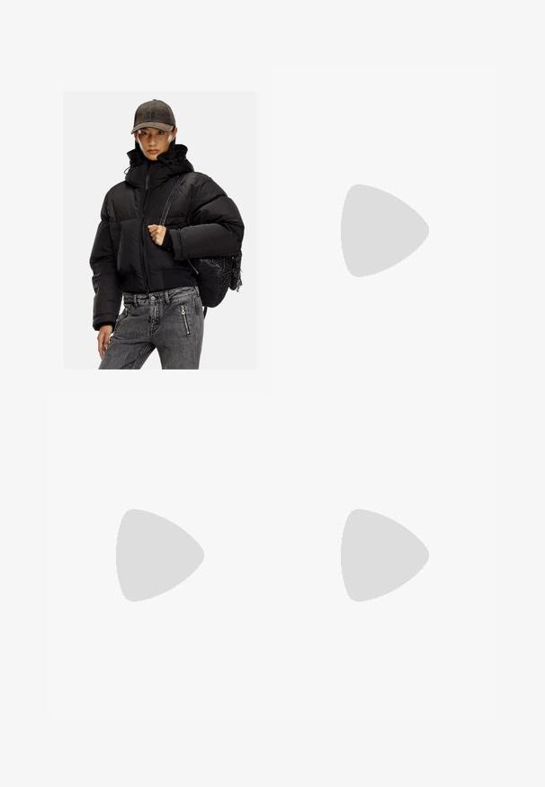Schwarze gepolsterte Jacke mit hohem Kragen, Reißverschluss und elastischen Bündchen; kombiniert mit grauen Denim-Hosen und einem strukturierten schwarzen Rucksack.; Off-white, geripptes Langarmshirt mit hohem Kragen und ausgestellten Bündchen. Hergestellt aus strukturiertem Stoff mit subtilen Farbvariationen.; Minirock aus Denim mit Leopardenmuster und fransigem Saum, mit vorderen Taschen und einem klassischen Taillenbund mit zwei Metallknöpfen.; Schwarze Lederstiefeletten mit elastischen Seitenteilen, dicke schwarze Plateausohlen und gestickte Details, ausgestattet mit einer Zuglasche für einfaches Anziehen.