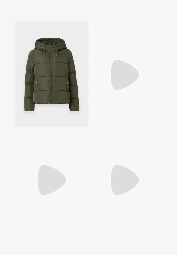 Olivově zelená péřová bunda s kapucí, zipovým uzávěrem a bočními kapsami. Vybavena horizontálním prošíváním a nastavitelnou šňůrkou kolem kapuce.; Zkrácený šedý tričko z bavlny. Má kulatý výstřih a krátké rukávy. Na přední levé straně se nachází barevné logo textu "OZZY OSBOURNE".; Džínové kalhoty širokého střihu s přechodem od světlé k tmavě modré, vysokým pasem, poutky na opasek a odpovídajícím opaskem ze stejného materiálu. Texturovaná džínovina.; Černé tenisky s robustní gumovou podrážkou, vrchní část z texturované tkaniny, kulatá špička a šněrovací design. Obsahují zesílené okraje pro tkaničky a poutko na zadní straně.