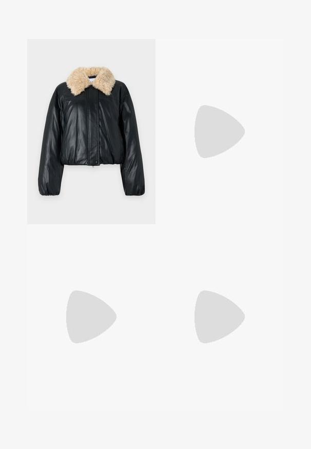 Veste cropped en simili cuir noir avec un col en fausse fourrure beigne, dotée de poignets élastiques et d'une texture lisse.; Samsøe Samsøe NOLA  - Pullover - chocolate torte; Bruuns Bazaar BILL MAIAN SKIRT - Jupe crayon - black; Bottes en cuir noir allant jusqu'au genou avec un bout pointu et un talon carré, présentant une texture lisse et un design minimaliste.; Sac à main en cuir noir à la conception douce et décontractée. Il possède une bandoulière plate et une fermeture centrale ornée d'un accent doré.