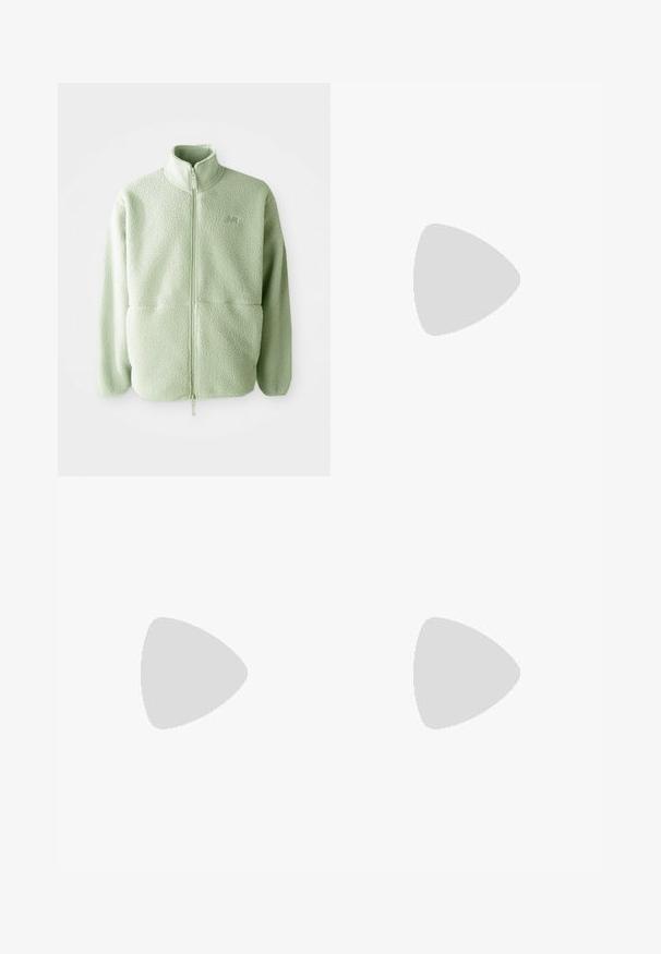 Giacca in fleece verde chiaro con colletto alto, zip completa e superficie testurizzata; presenta due tasche frontali e un piccolo logo.; T-shirt corto marrone a maniche corte in cotone con collo a girocollo a coste. Presenta un piccolo logo bianco sulla parte sinistra del petto.; Jeans in denim nero con una vestibilità ampia, caratterizzati da cuciture bianche a contrasto, chiusura a bottone e un design a gamba dritta.; Sneaker atletici neri con texture lucida e in rete, dotati di una suola spessa e lacci, abbinati a pantaloni cargo larghi verde oliva.