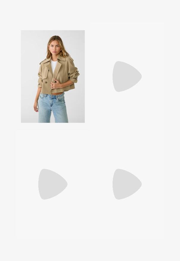 Stradivarius SMART FLOWING  - Veste légère - khaki; Sweatshirt court beige clair avec un large col, des manches longues et un tissu doux et texturé. Présente une coupe décontractée et carrée.; Pantalons larges en tissu blanc, présentant une texture lisse, des poches avant et une taille classique avec passants de ceinture.; Botte haute isolée noire avec une tige rembourrée, des accents en suède, une semelle en caoutchouc épaisse et un cordon ajustable pour un maintien sécurisé.